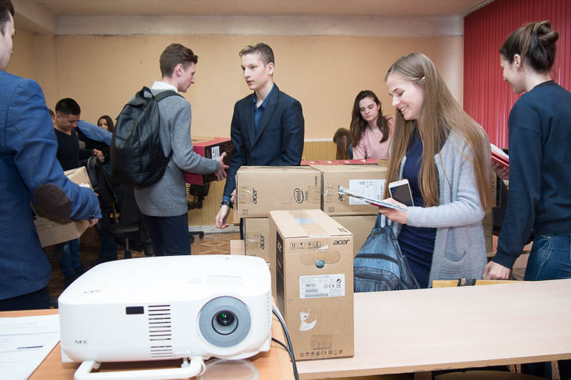 Борис Пайкин обеспечил компьютерами одну из крупнейших школ Брянской области