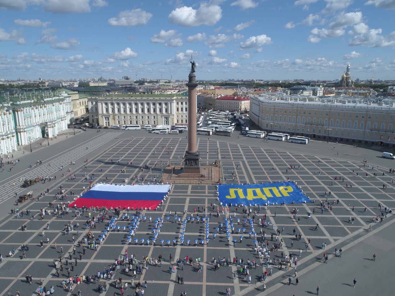 День флага в Петербурге отметили ярким флешмобом