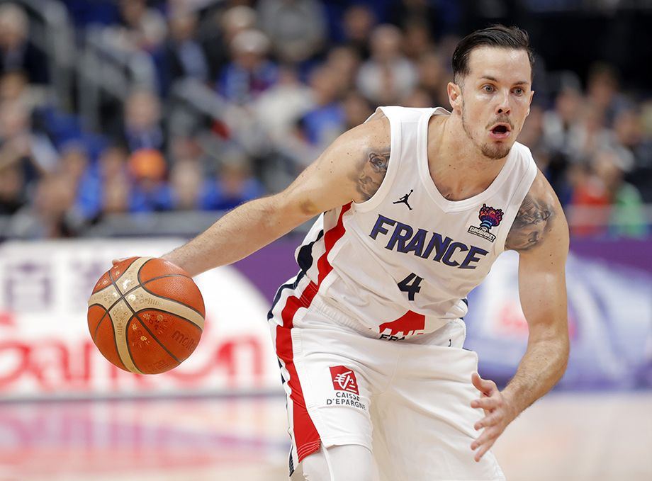 Игрока сборной Франции по баскетболу исключили из состава команды