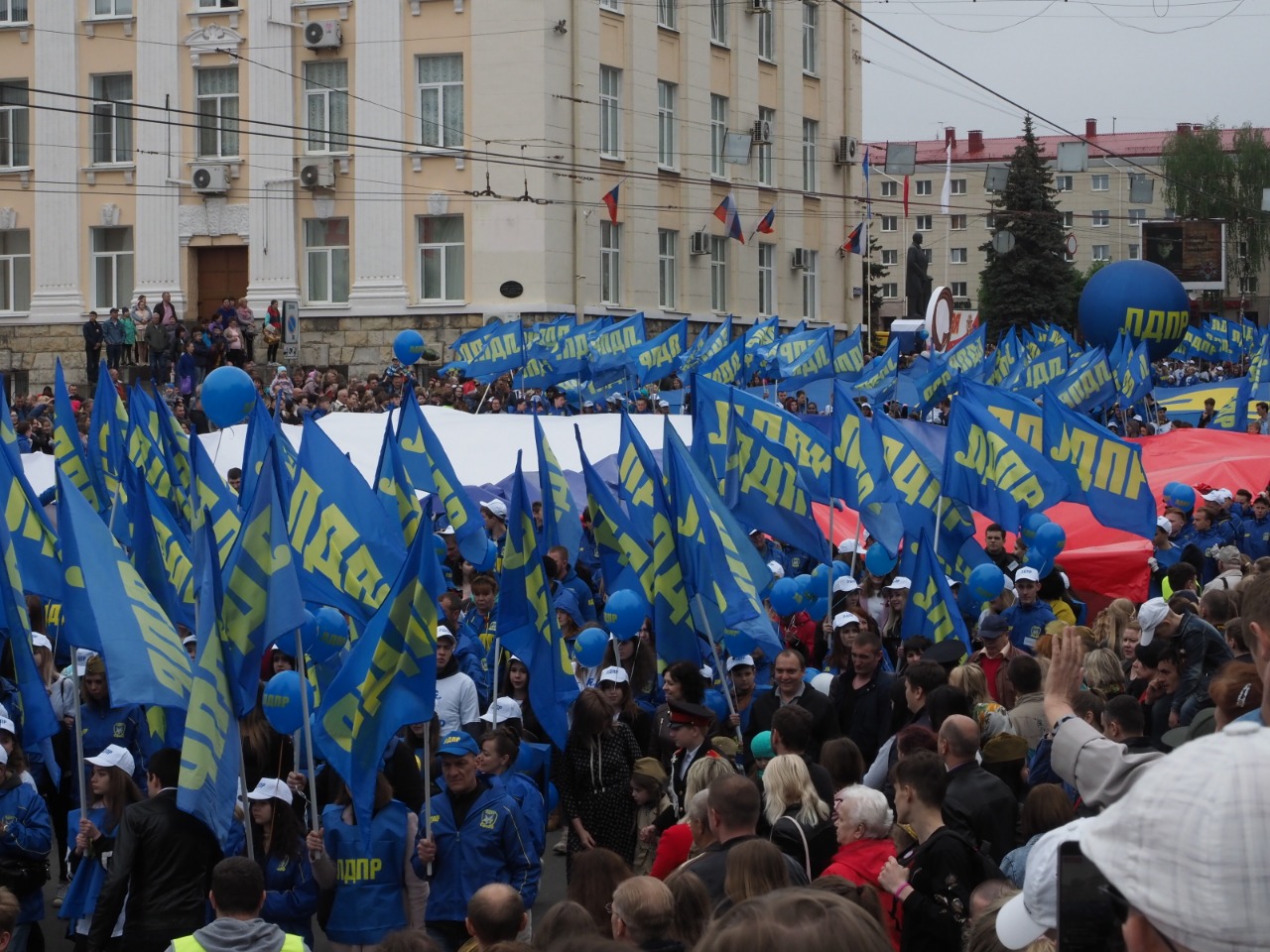 Колонна ЛДПР вызвала фурор на параде поколений в Брянске