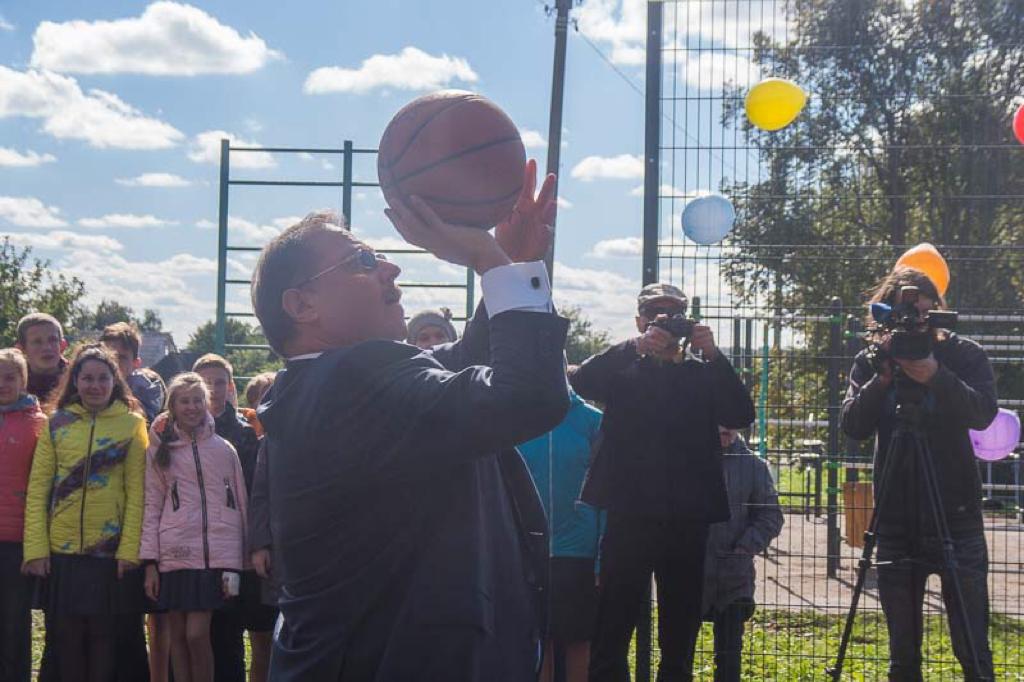 Борис Пайкин открыл очередную спортивную площадку для занятий воркаутом, футболом и стритболом