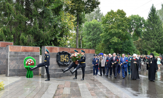 Борис Пайкин возложил цветы в память о брянцах, не вернувшихся с войны