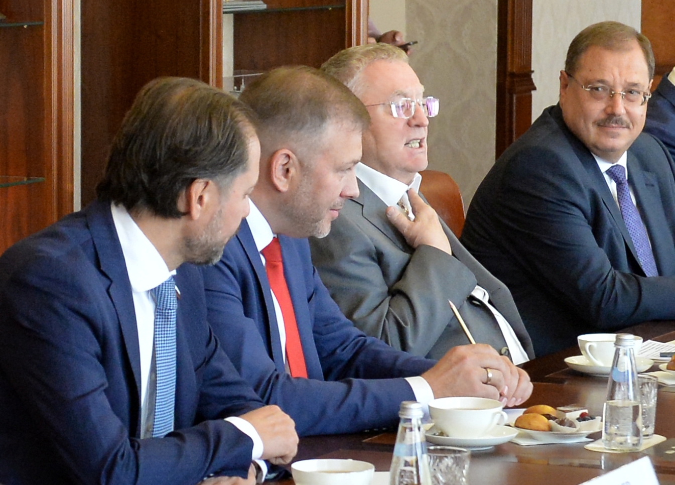 На встрече с Денисом Мантуровым обсудили вопросы ВПК и сферы обращения отходов