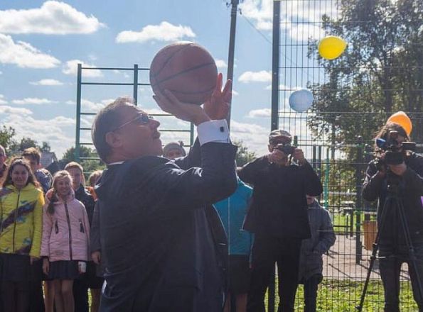 Борис Пайкин открыл очередную спортивную площадку для занятий воркаутом, футболом и стритболом